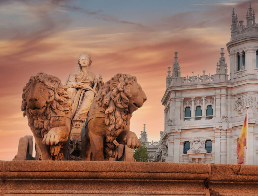 Estatua de plaza cibeles y Cabeza de la Diosa Ceres y Palacio de Comunicaciones