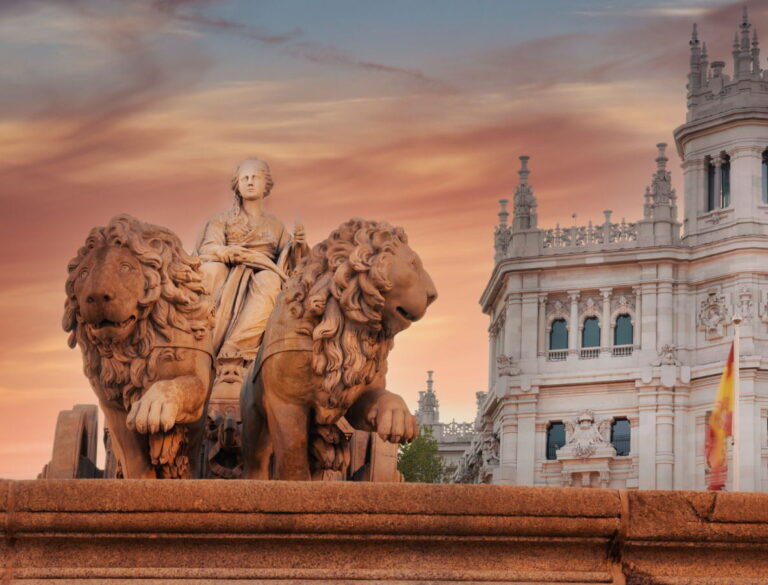Estatua de plaza cibeles y Cabeza de la Diosa Ceres y Palacio de Comunicaciones