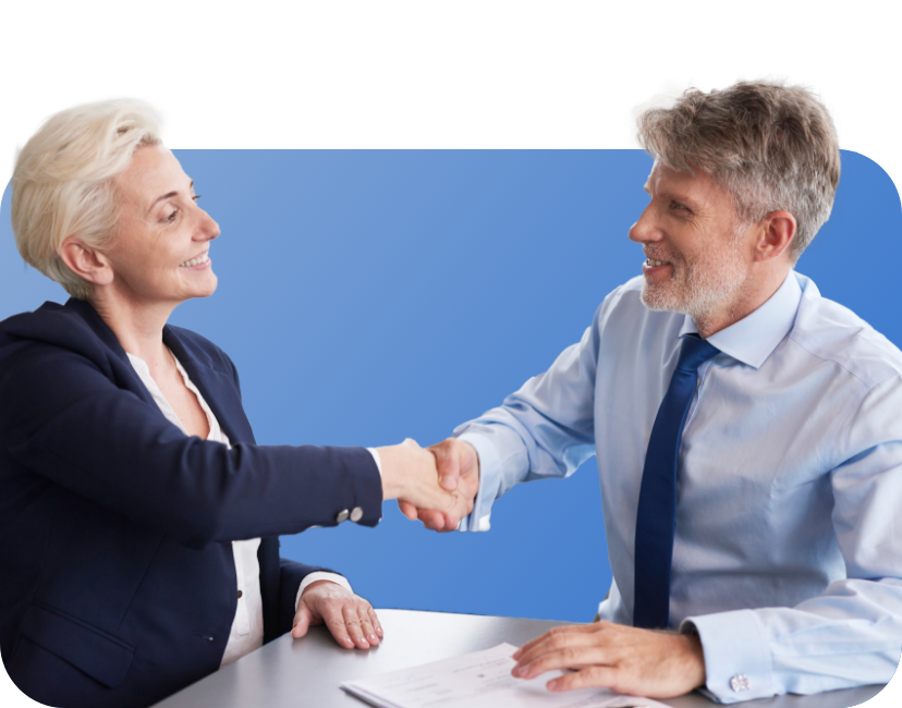 Agente inmobiliario negociando contrato de compraventa de una propiedad