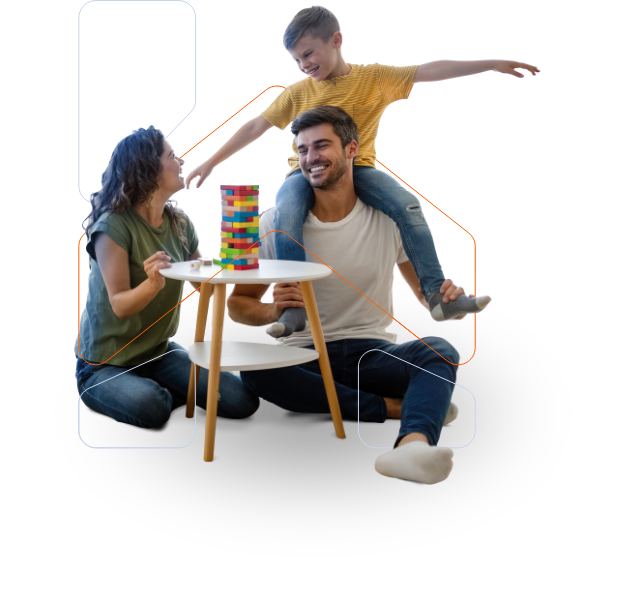 Familia en hogar padre madre e hijos están jugando